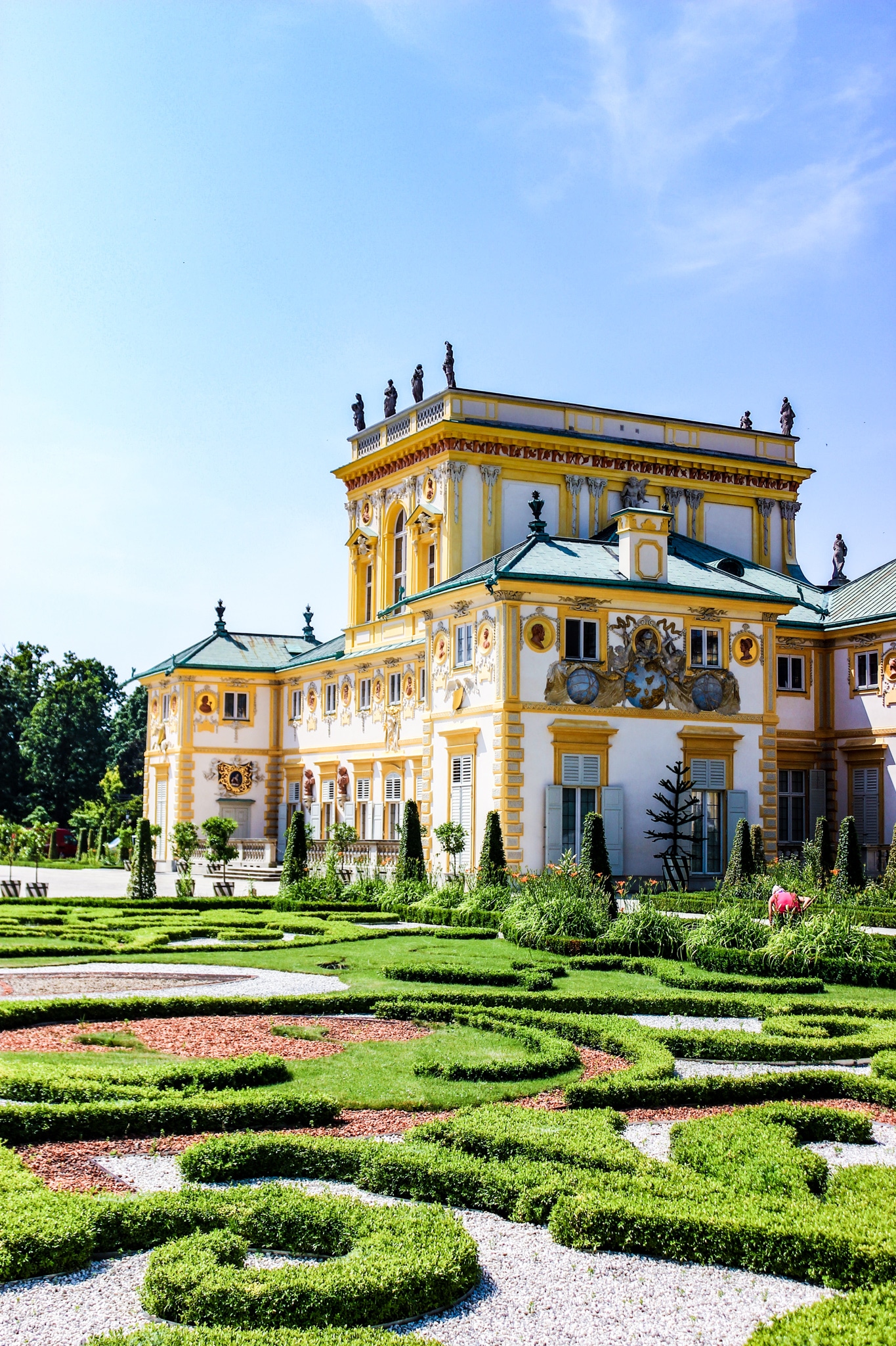 Young Adult Dystopian The Selection Image of what I imagine Palace Gardens to look like